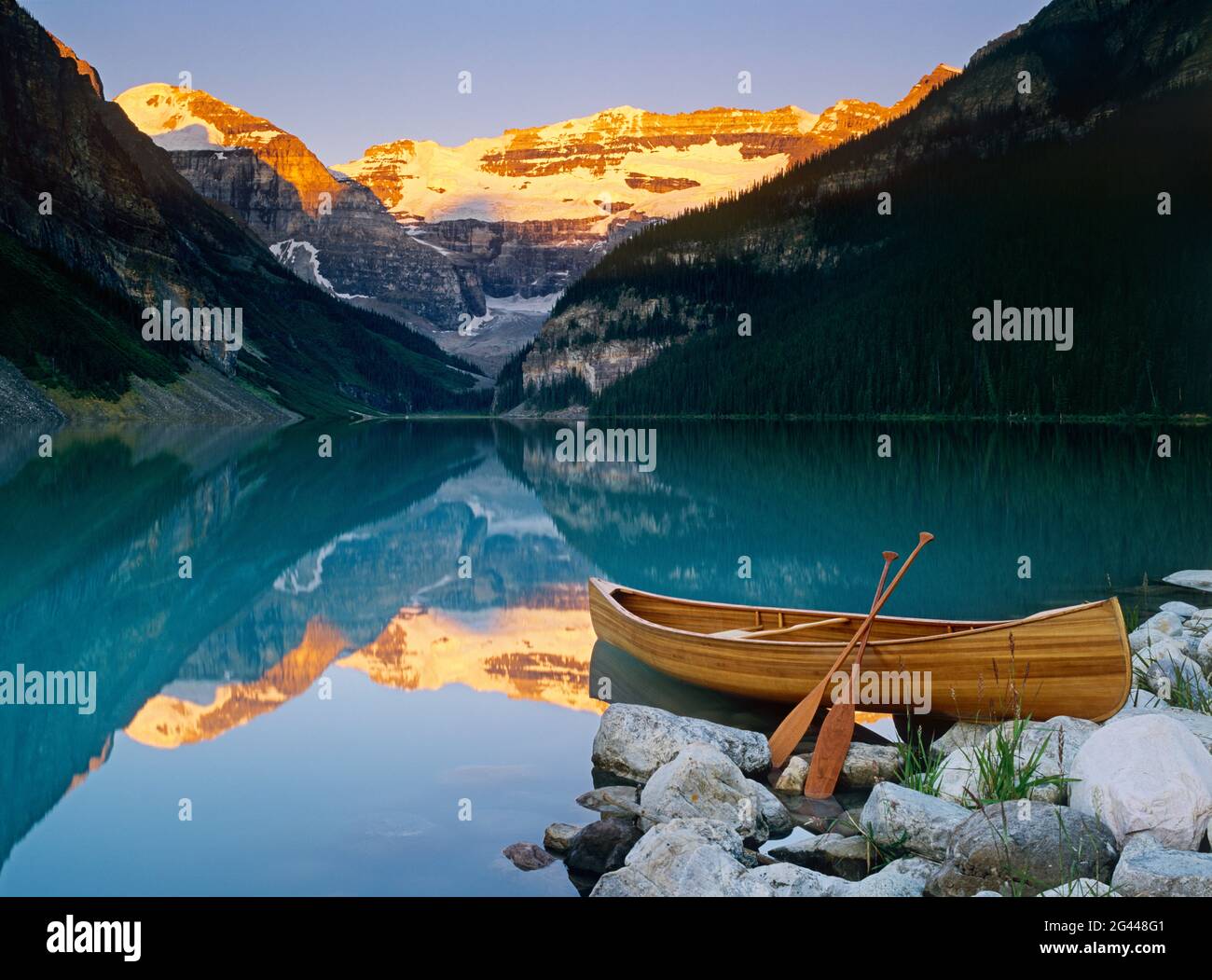 Kanu fahren am Ufer des Moraine Lake bei Sunrise, Banff National Park, Alberta, Kanada Stockfoto