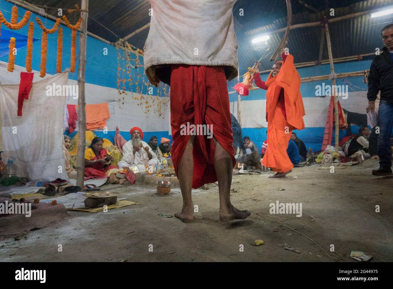 BABUGHAT, KALKUTTA, WESTBENGALEN / INDIEN - 9. JANUAR 2018 : Saffron-Sari-gekleidete Frau, die vor Freude tanzt, beim Treffen des indischen Hindu-Sadhus. Religiös Stockfoto