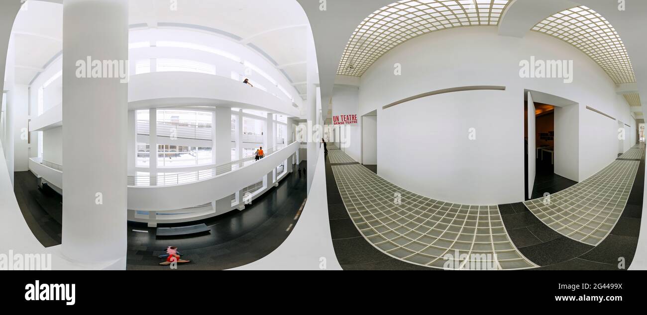 Equirechteckige Panoramaansicht des Atriums des Museums für Zeitgenössische Kunst, Barcelona, Spanien Stockfoto