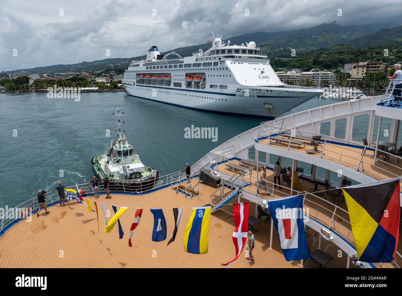 Deck des Passagierfrachtschiffes mit Schlepper dahinter und Kreuzschiff am Pier, Papeete, Tahiti, Windward Islands, Französisch-Polynesien, Südpazifik Stockfoto