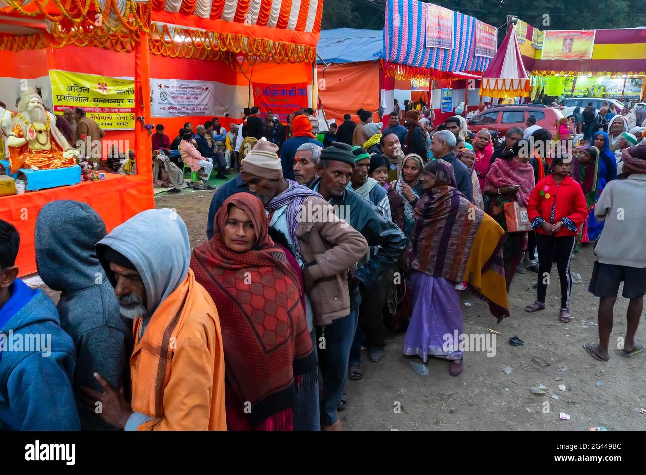 Kolkata, Westbengalen, Indien - 12. Januar 2020 : Hindu-Anhänger, die im Transitlager Gangasagar, Kolkata, nach Roti und indischem Essen Schlange stehen. Stockfoto