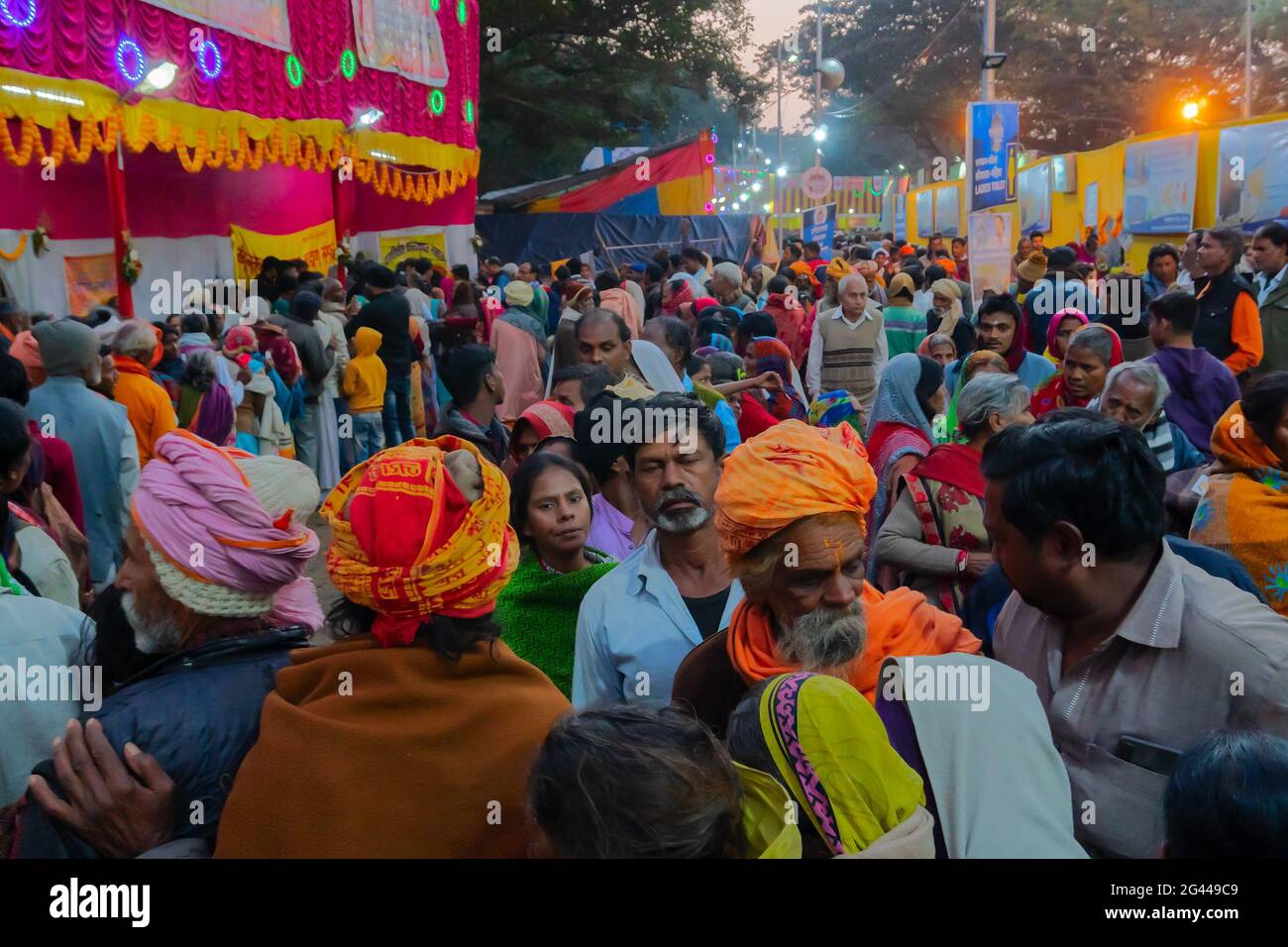 Kolkata, Westbengalen, Indien - 12. Januar 2020 : Hindu-Anhänger, die im Transitlager Gangasagar, Kolkata, nach Roti und indischem Essen Schlange stehen. Stockfoto
