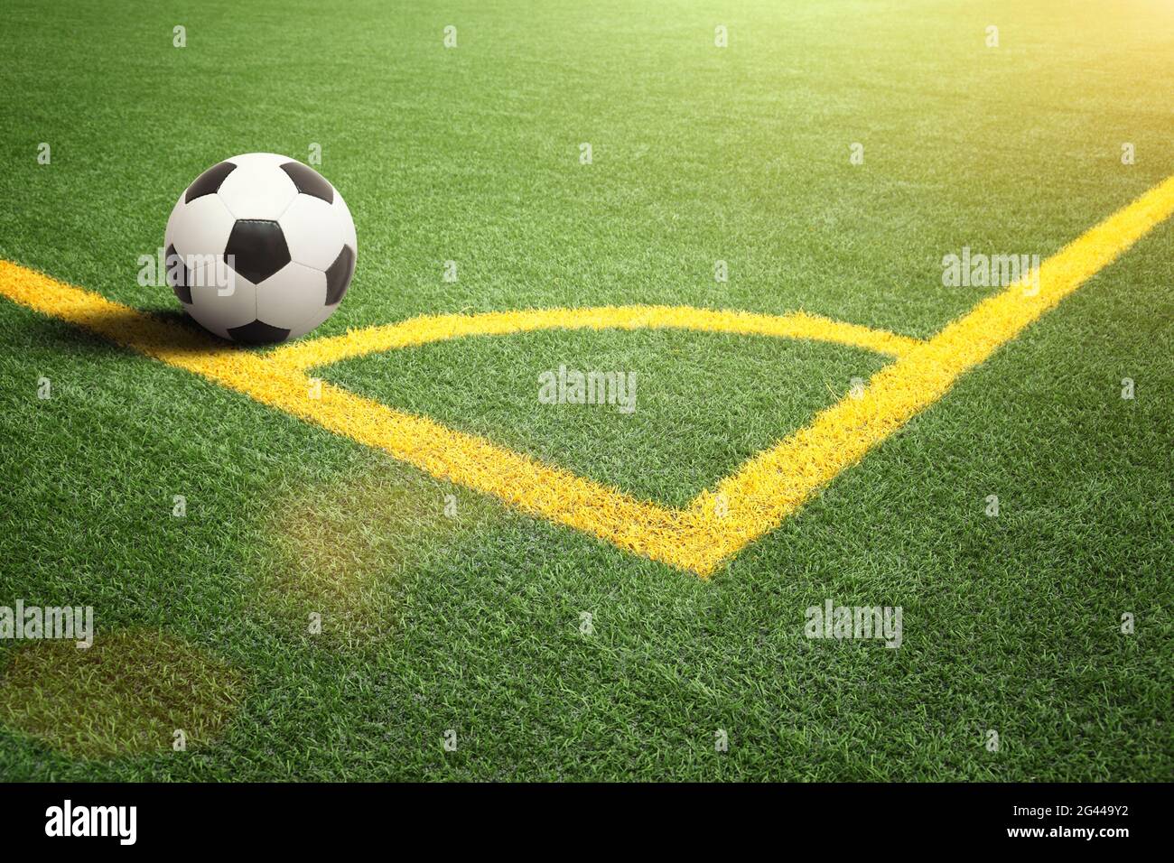 Fußball auf dem grünen Spielplatz. Fußballkonzept Stockfoto