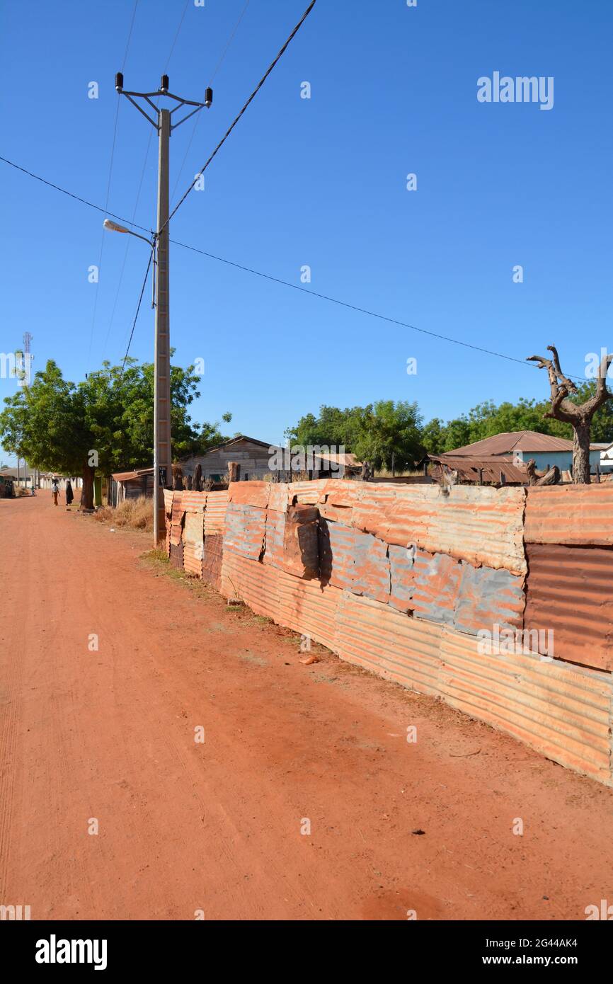 Gambia; Central River Region; Kuntaur; Hauptstraße am Eingang des Dorfes; Ruhe in der Mittagshitze Stockfoto