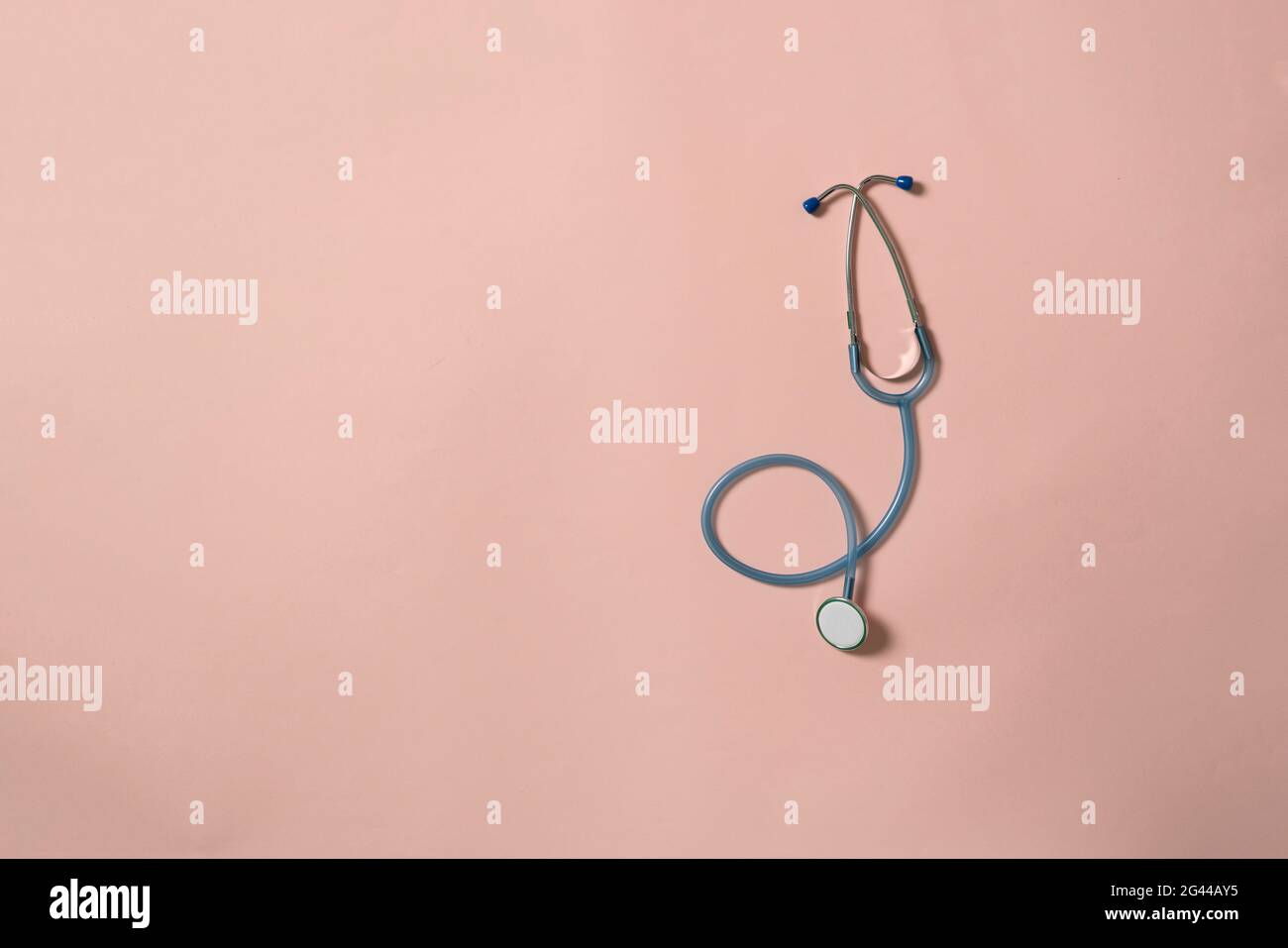 Medicine Stethoskop auf dem Tisch, flache Lay-Ansicht von oben Stockfoto
