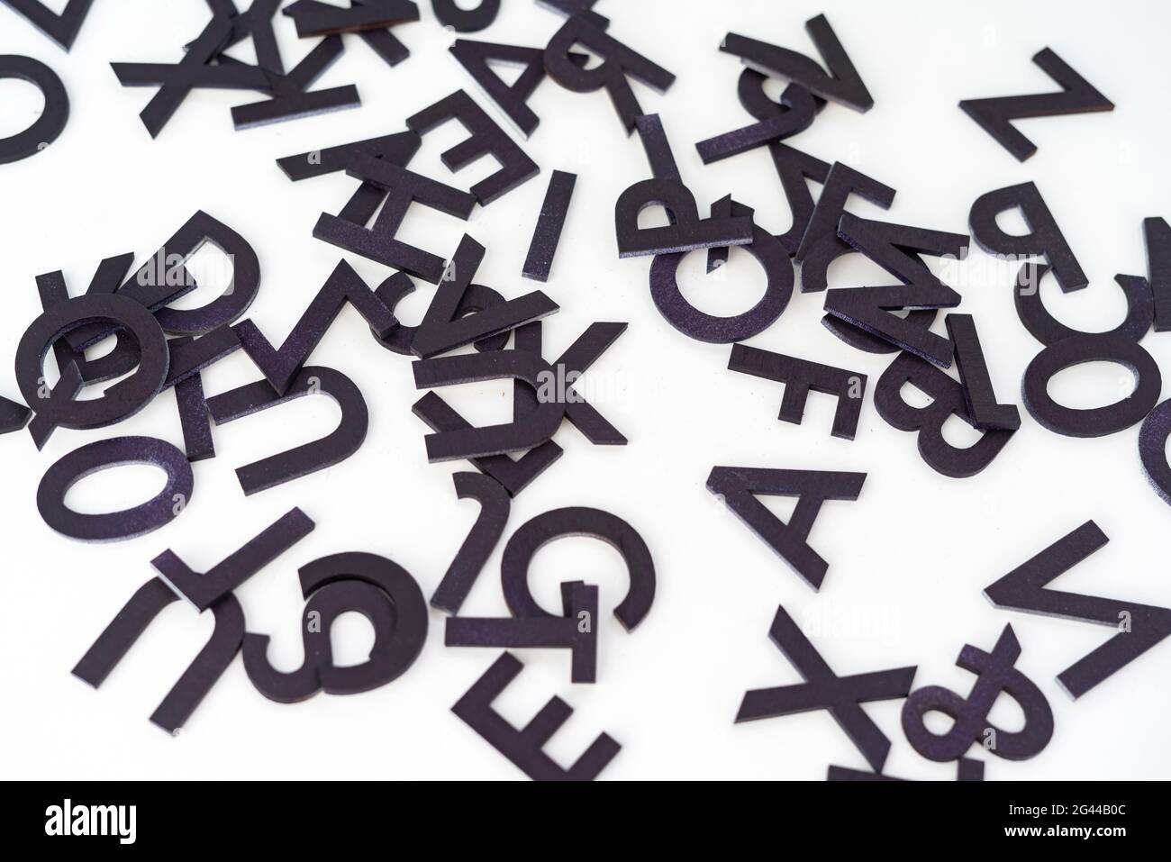Sammlung Satz von zufällig geschnittenen Buchstaben Alphabet, abstrakt über flachen Lay-Konzept Stockfoto