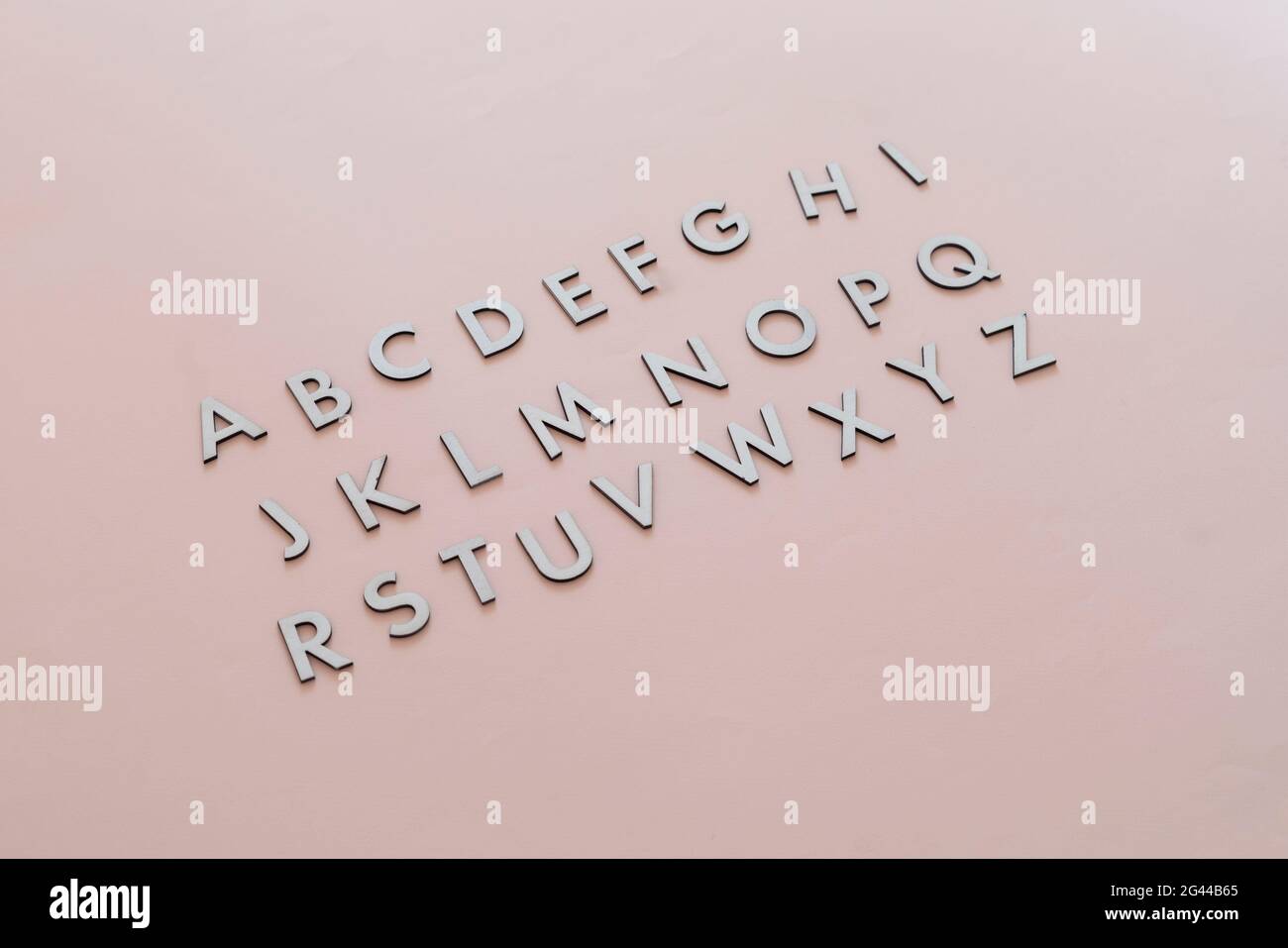 Einfache ausgeschnittene Buchstaben des englischen Alphabets flach legen Stockfoto