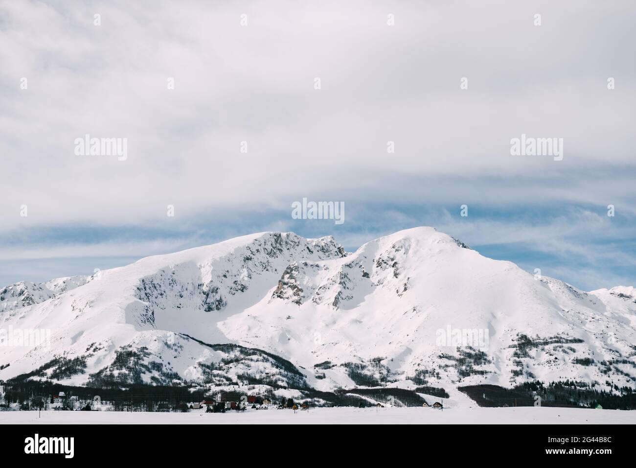 Schneebedeckte Berggipfel in Zabljak sind Durmitor Nationalpark in Montenegro. Stockfoto