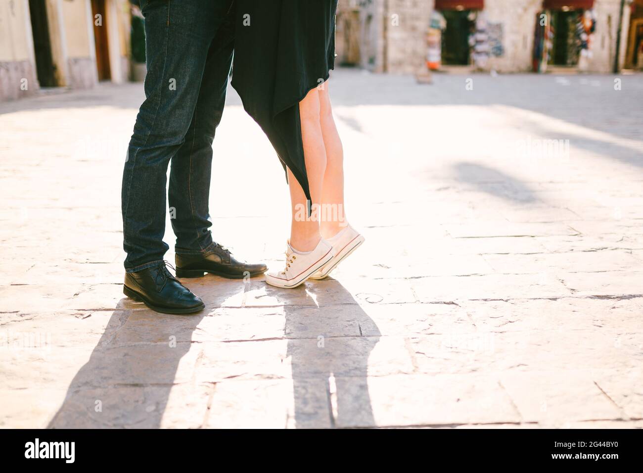 Nahaufnahme der Füße des Paares, die sich auf einem gepflasterten gegenüberstehen Straße Stockfoto