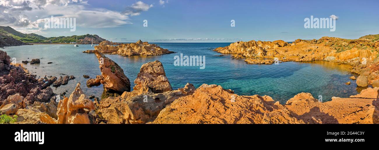 Landschaft mit felsiger Küste und Meer, Cala Pregonda, Menorca, Spanien Stockfoto