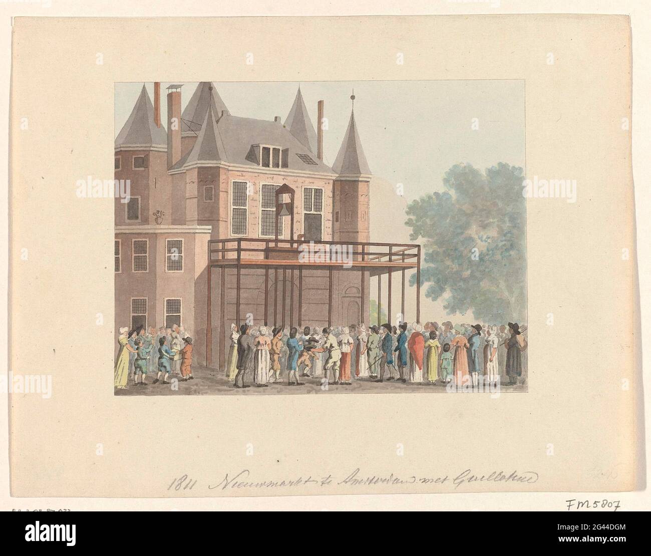 Guillotine am Nieuwmarkt in Amsterdam, 1812. Guillotine vorbereitet auf ein Gerüst gegen die Waag am Nieuwmarkt in Amsterdam, Juni 1812 gegründet. Das Gerüst ist immer noch leer, vor dem Gebäude ist eine Menge Zuschauer. Stockfoto