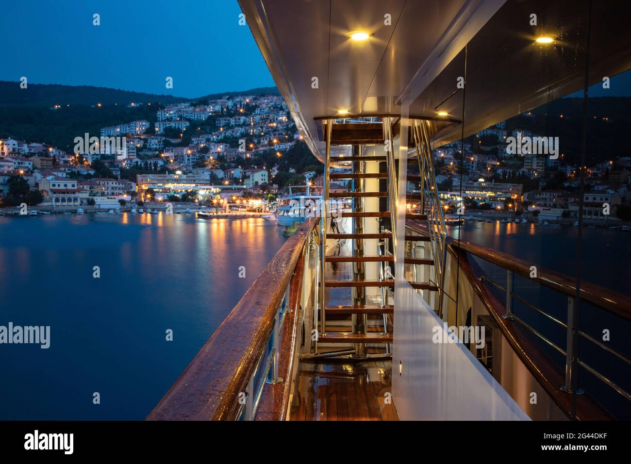 Deck des Kreuzfahrtschiffes mit der Stadt hinten in der Abenddämmerung, Rabac, Istrien, Kroatien, Europa Stockfoto