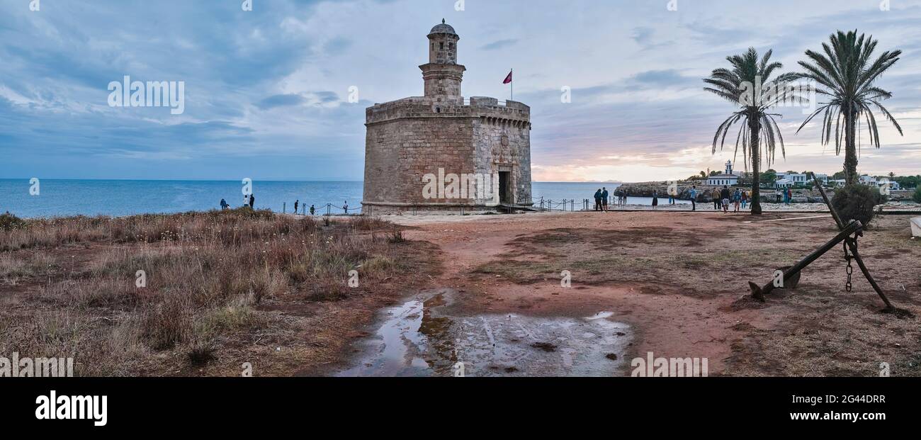 Schloss Saint Nicolau am Strand bei Sonnenuntergang, Ciutadella, Menorca, Spanien Stockfoto