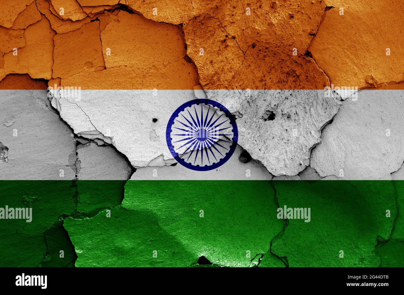 Flagge Indiens auf rissige Wand gemalt Stockfoto