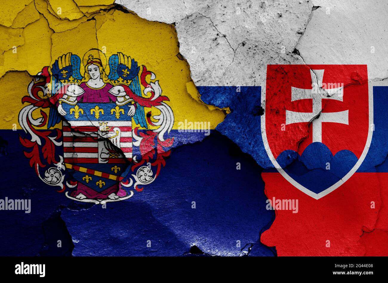 Flaggen von Kosice und der Slowakei auf rissige Wand gemalt Stockfoto