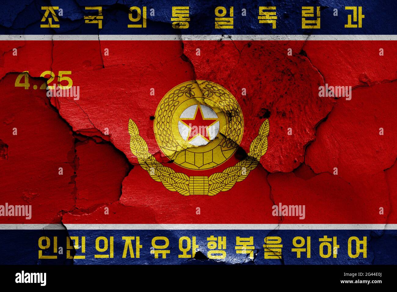 Die Flagge der Bodentruppen der koreanischen Volksarmee wurde auf eine rissige Wand gemalt Stockfoto