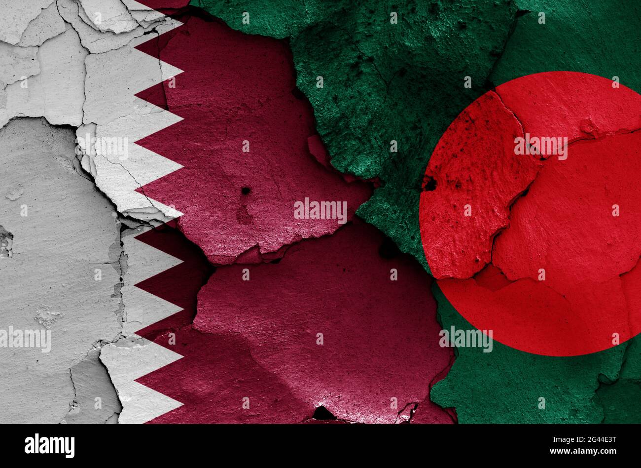 Flaggen von Katar und Bangladesch auf rissige Wand gemalt Stockfoto