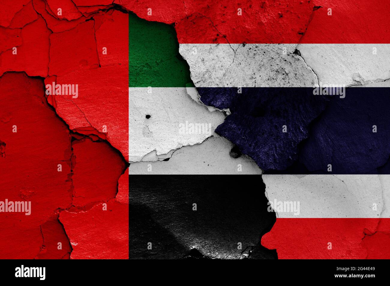Flaggen der Vereinigten Arabischen Emirate und Thailands auf rissige Wand gemalt Stockfoto