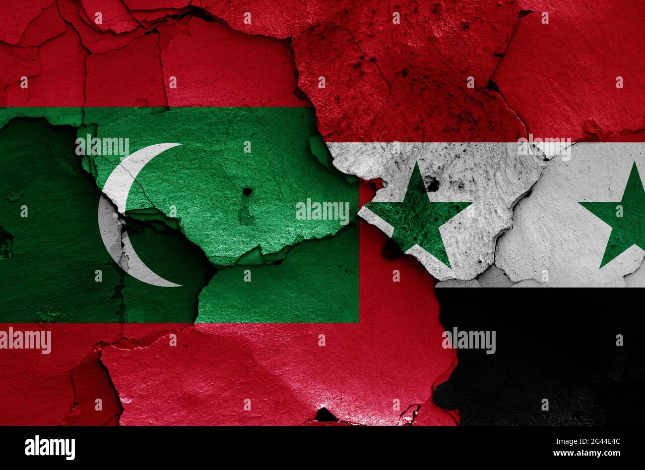 Flaggen der Malediven und Syriens auf rissige Wand gemalt Stockfoto