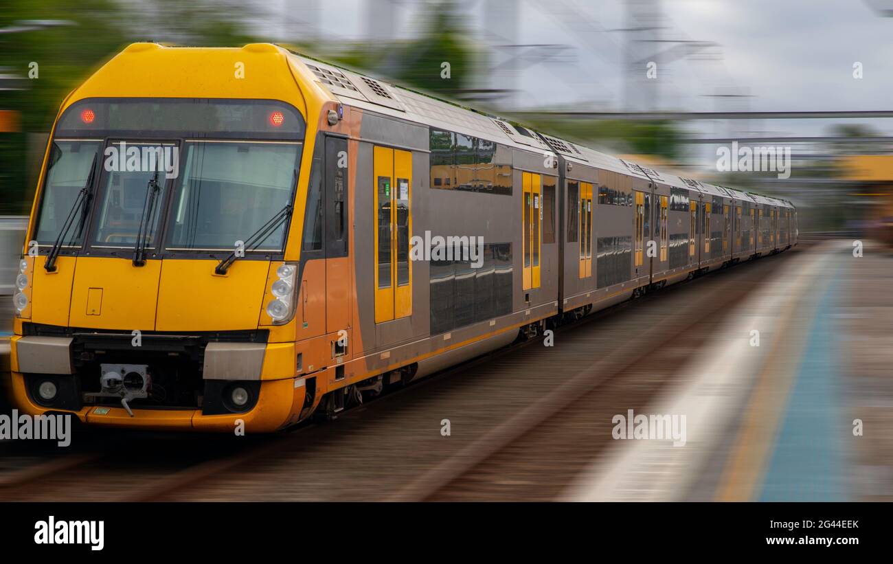 Pendlerzug nähert sich dem Bahnhof Homebush Sydney NSW Australia Stockfoto