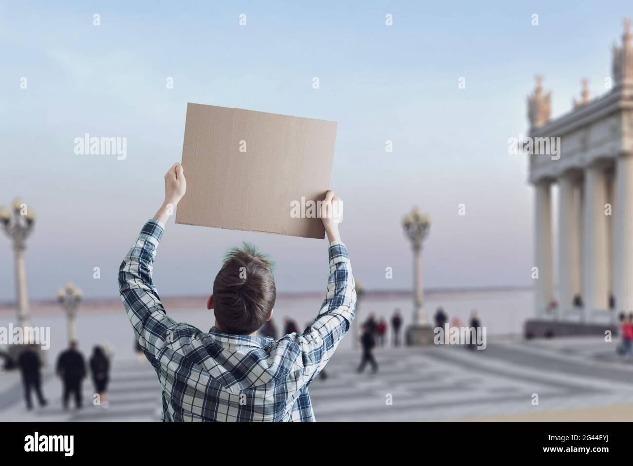 Person Aktivist mit einem Karton Kopieplatz, Vorlage Mockup für Text Stockfoto