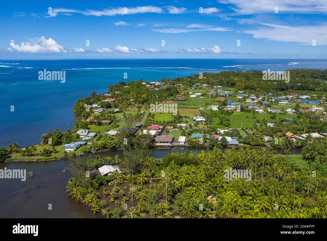 Luftaufnahme der Küste mit Wohnhäusern, Vaiperetai, Tahiti, Windward Islands, Französisch-Polynesien, Südpazifik Stockfoto