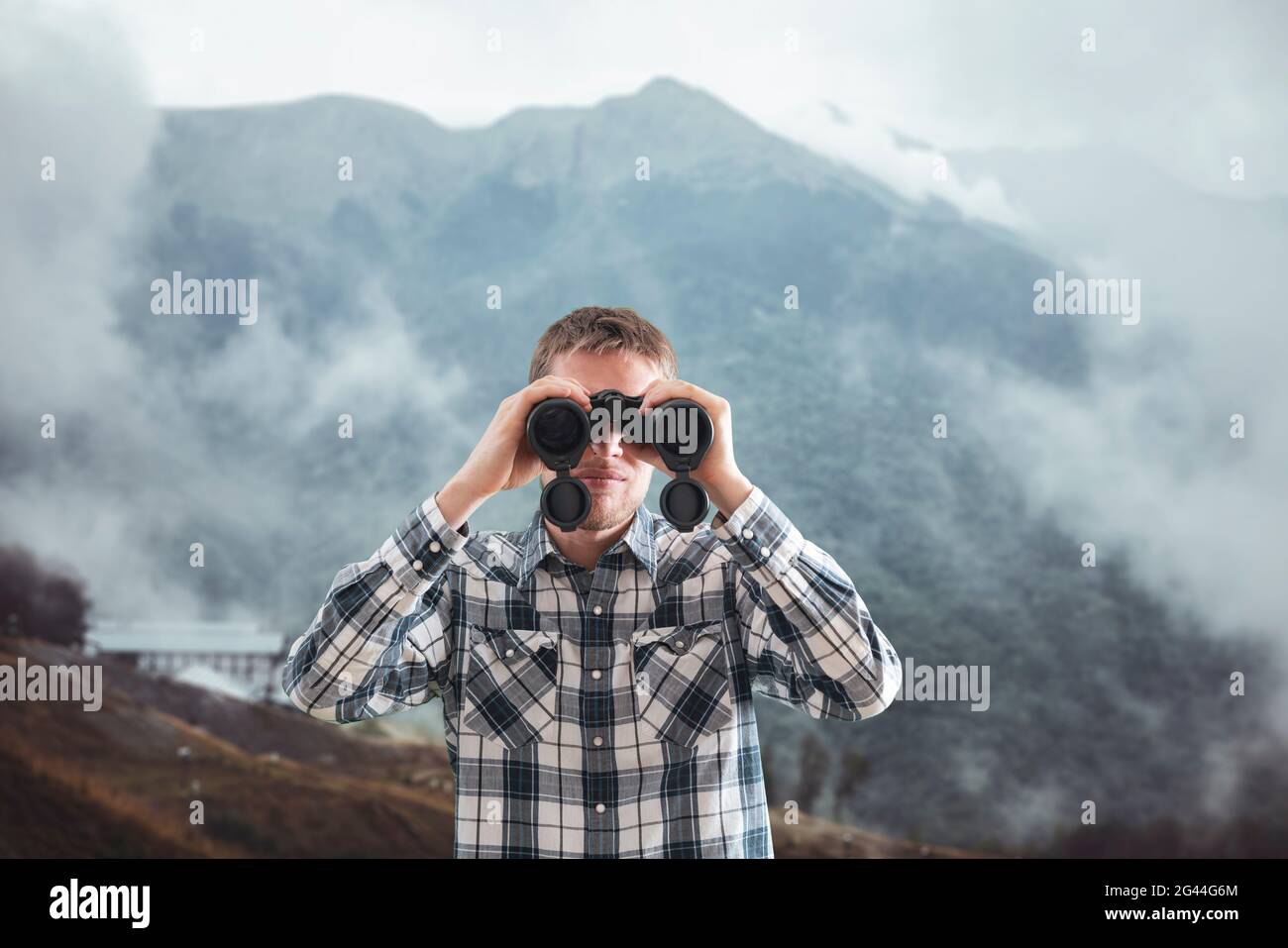 Junge Person wandern in den Bergen und mit dem Fernglas, Reisekonzept Stockfoto
