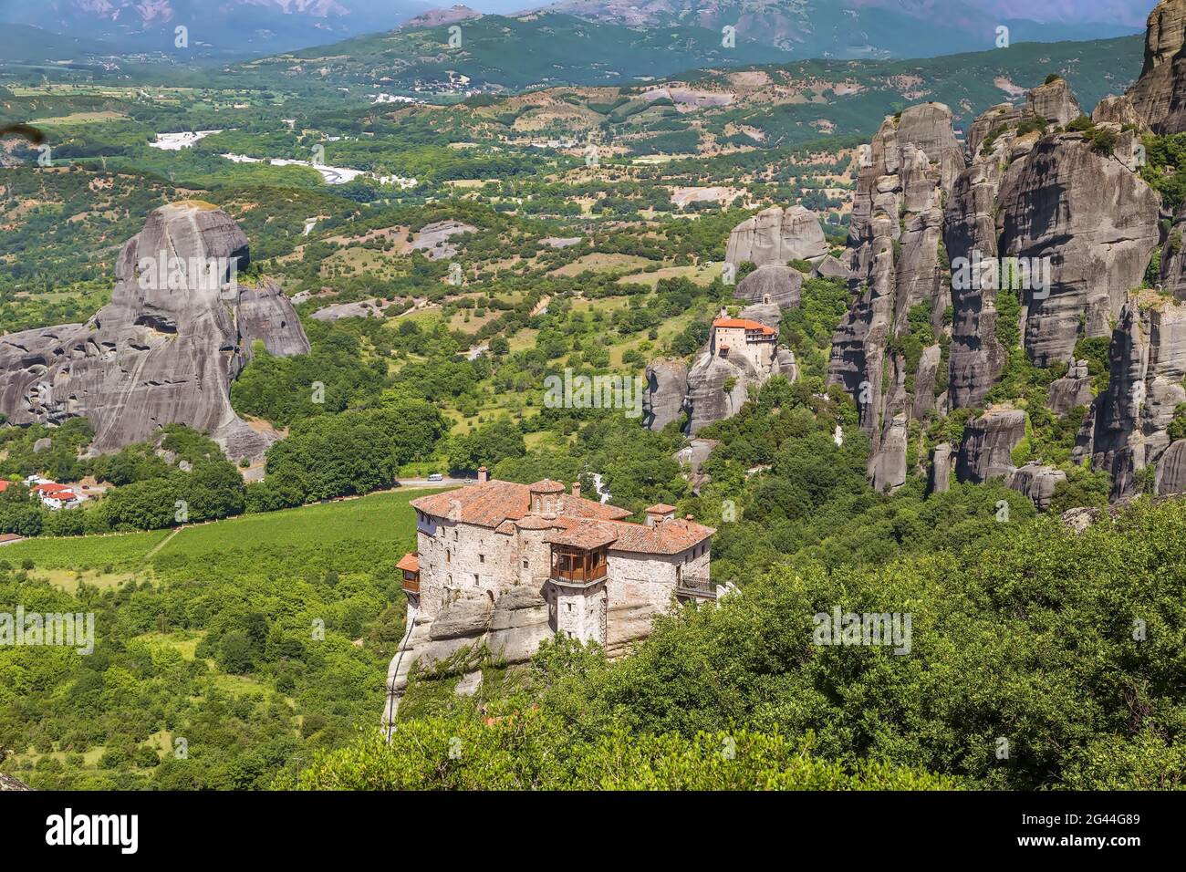 Landschaft mit Klosteranlagen in Meteora, Griechenland Stockfoto