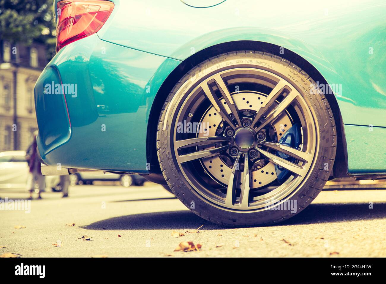 Car-Felge-Konzept: Nahaufnahme der teuren Car-Felge mit perforierten vorderen Bremsscheiben Stockfoto