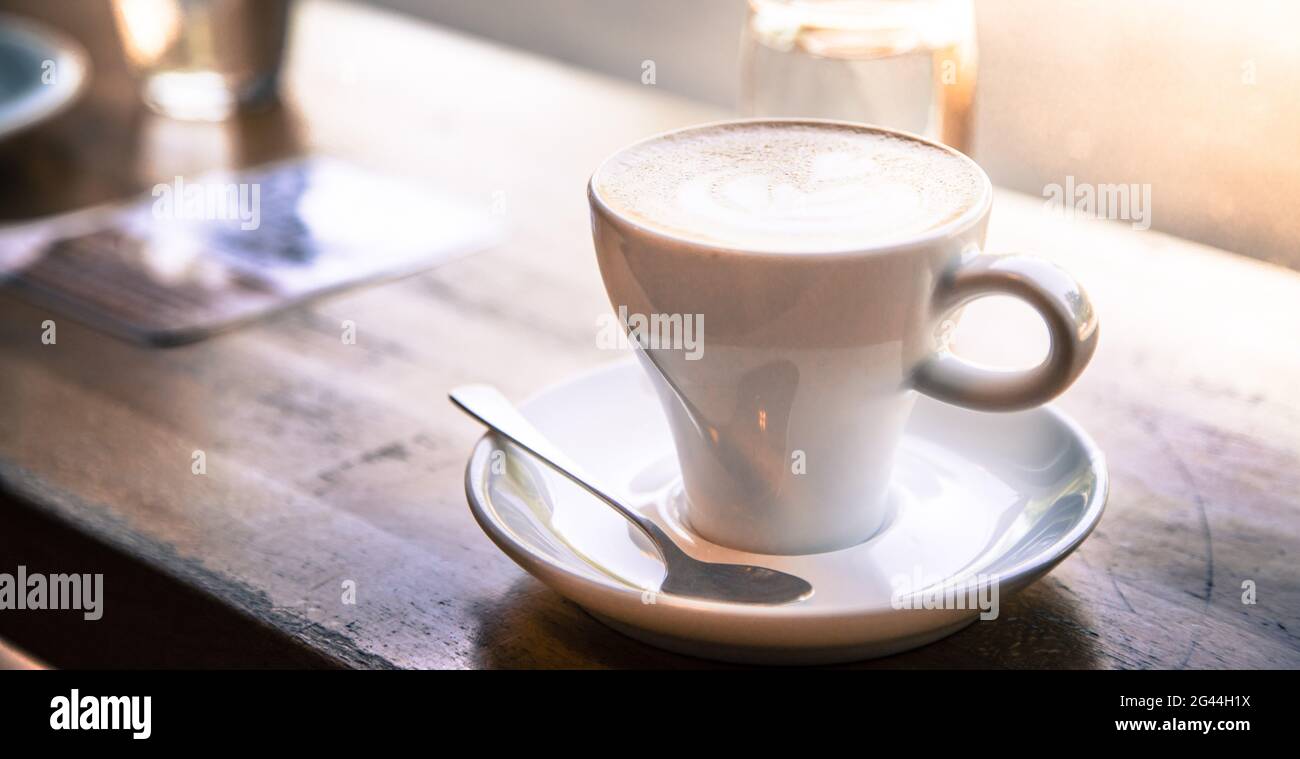 Italienisches Kaffeekonzept: Frisch gebrühte Tasse Cappuccino in einem cafÃ© Stockfoto