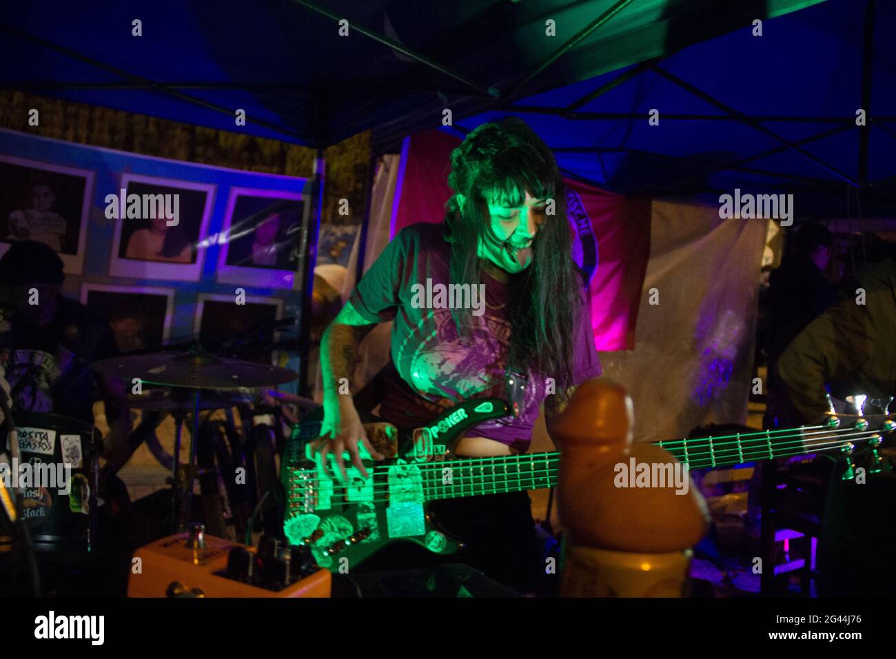 Bogota, Kolumbien. Juni 2021. Punk-Bands treten während eines Punk-Rock-Konzerts auf und werden von regierungsfeindlichen Protesten gegen Präsident Ivan Duque, Ungleichheiten und Unruhen, die durch Polizeibrutalität verursacht werden, bewundert. Am 17. Juni 2021 in Bogota, Kolumbien. Kredit: Long Visual Press/Alamy Live Nachrichten Stockfoto