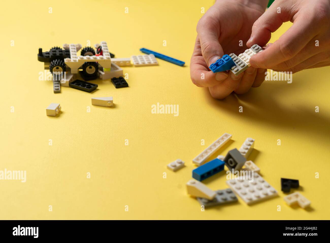 Kind spielt mit Spielzeugkonstruktoren, Bildung und Lernen Stockfoto
