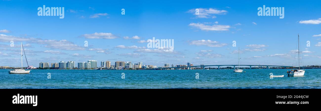 Fernansicht der John Ringling Bridge über die Bucht von Orlando, Florida, USA Stockfoto