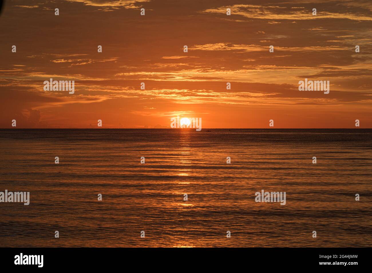 Sonnenuntergang im Golf von Tomini bei Ampana auf Sulawesi Stockfoto