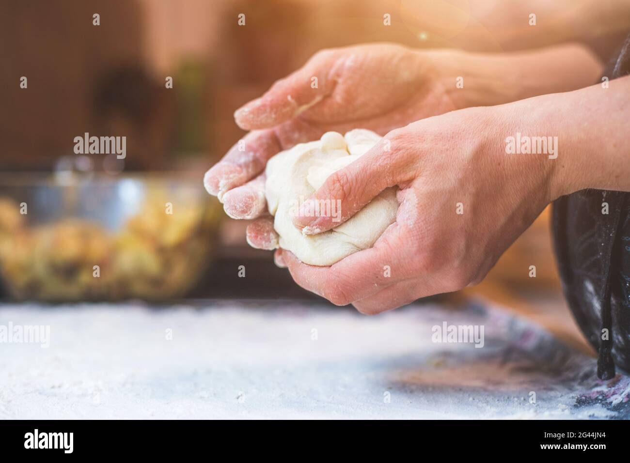 Kneten des traditionellen Teigs in der Küche, Nahaufnahme Stockfoto