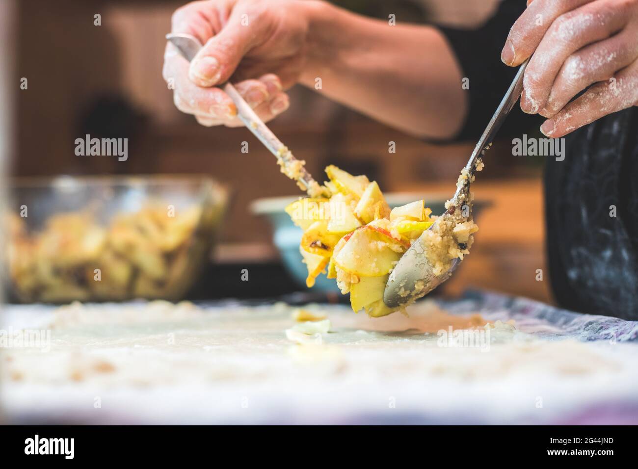 Zubereitung traditioneller österreichischer Apfelstrudel in der Küche, Nahaufnahme Stockfoto
