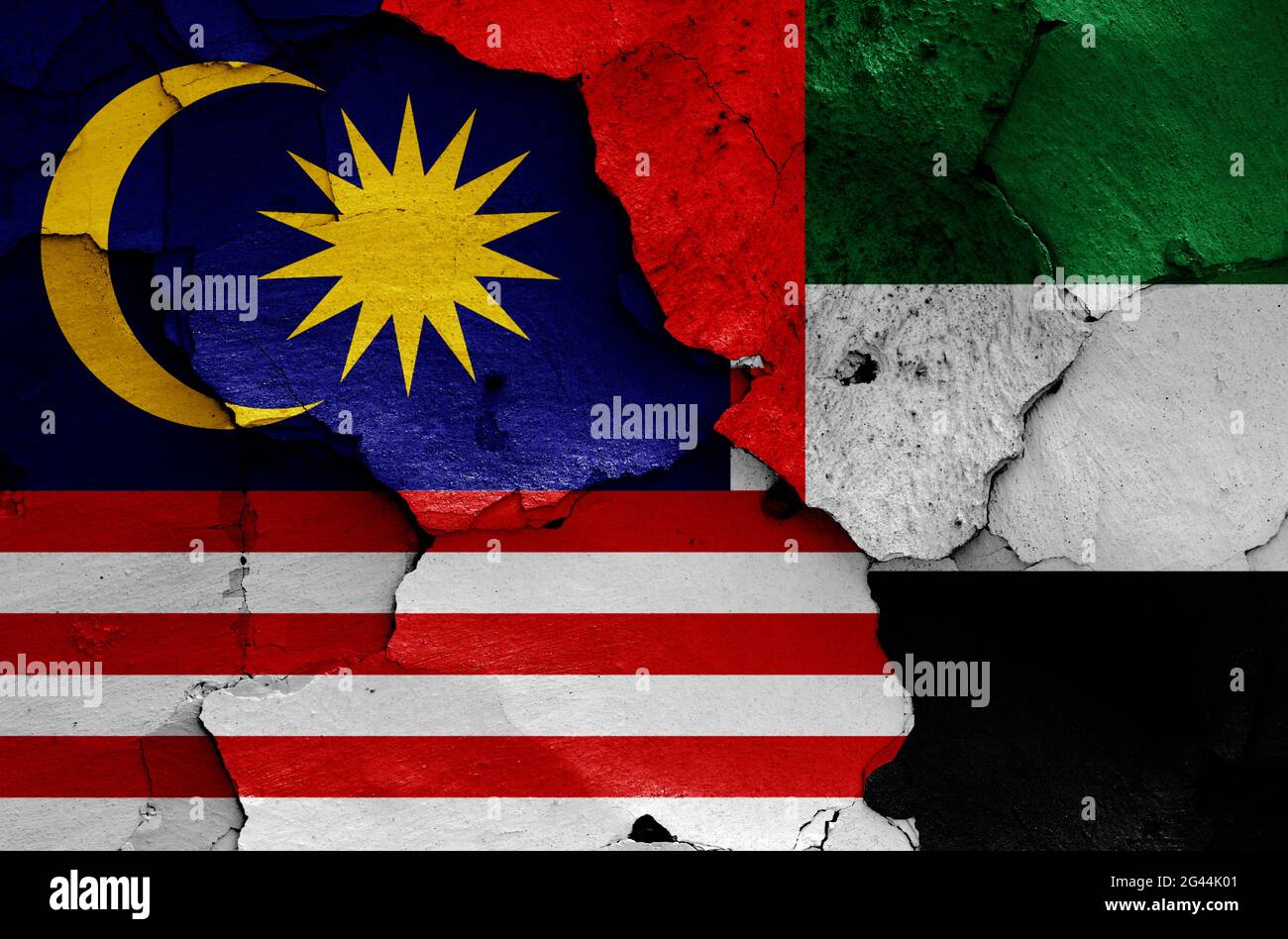 Flaggen von Malaysia und den Vereinigten Arabischen Emiraten auf rissige Wand gemalt Stockfoto