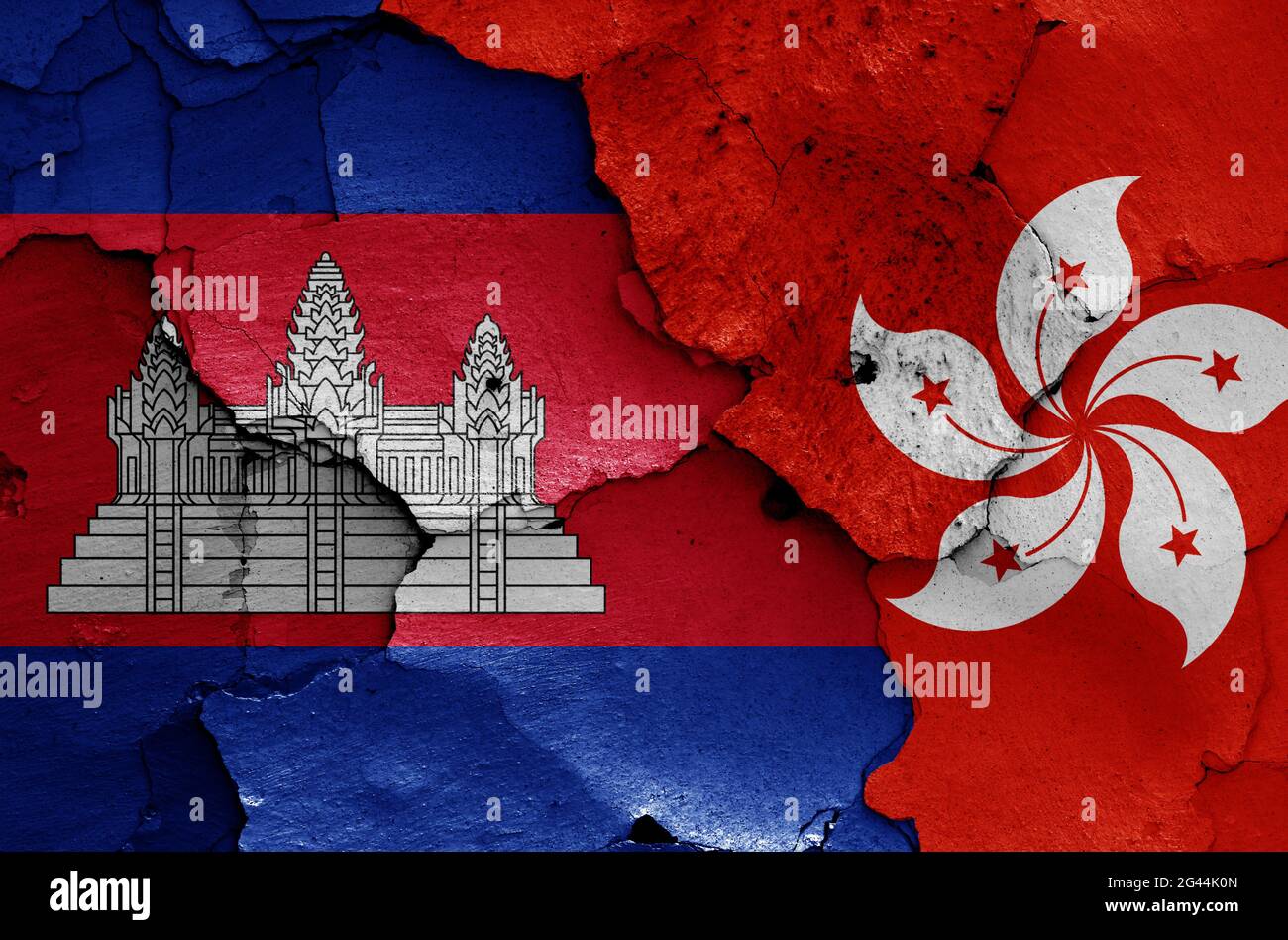 Flaggen von Kambodscha und Hongkong auf rissige Wand gemalt Stockfoto