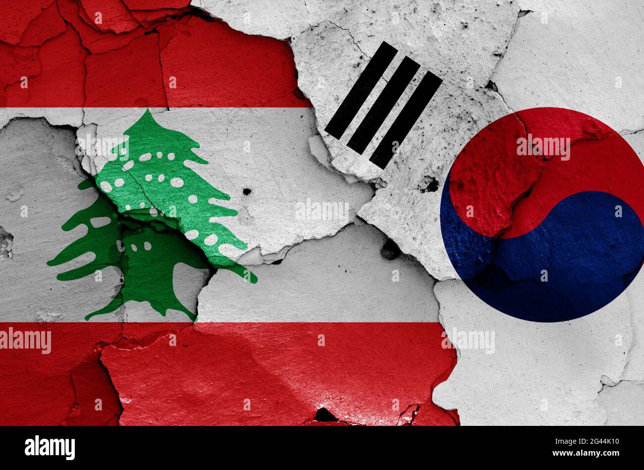 Flaggen des Libanon und Südkoreas auf rissige Wand gemalt Stockfoto