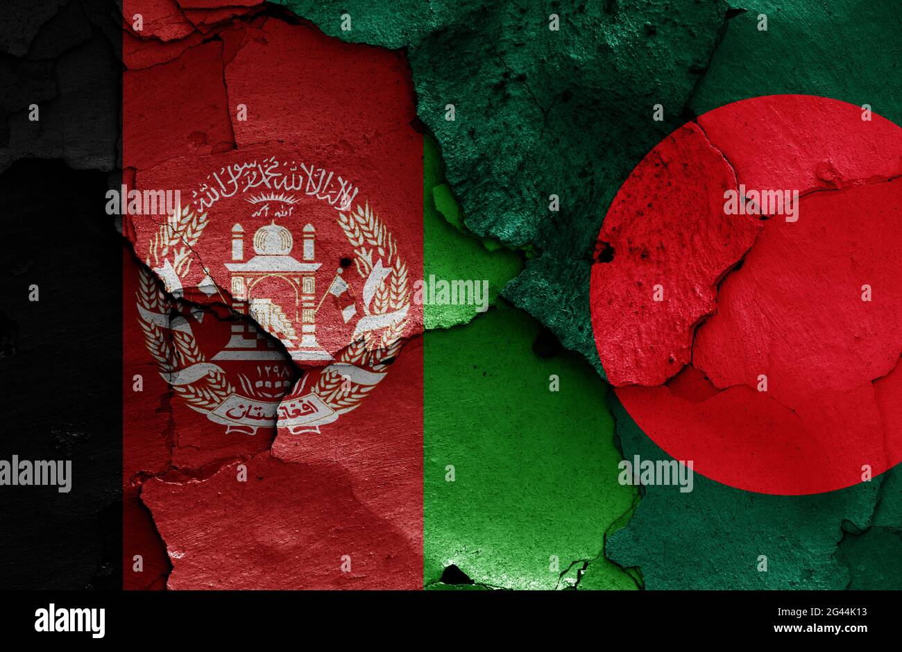 Fahnen Afghanistans und Bangladeschs auf rissige Wand gemalt Stockfoto