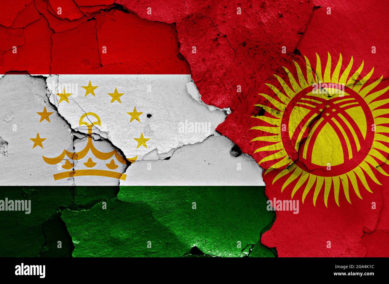 Flaggen Tadschikistans und Kirgisistans auf rissige Wand gemalt Stockfoto