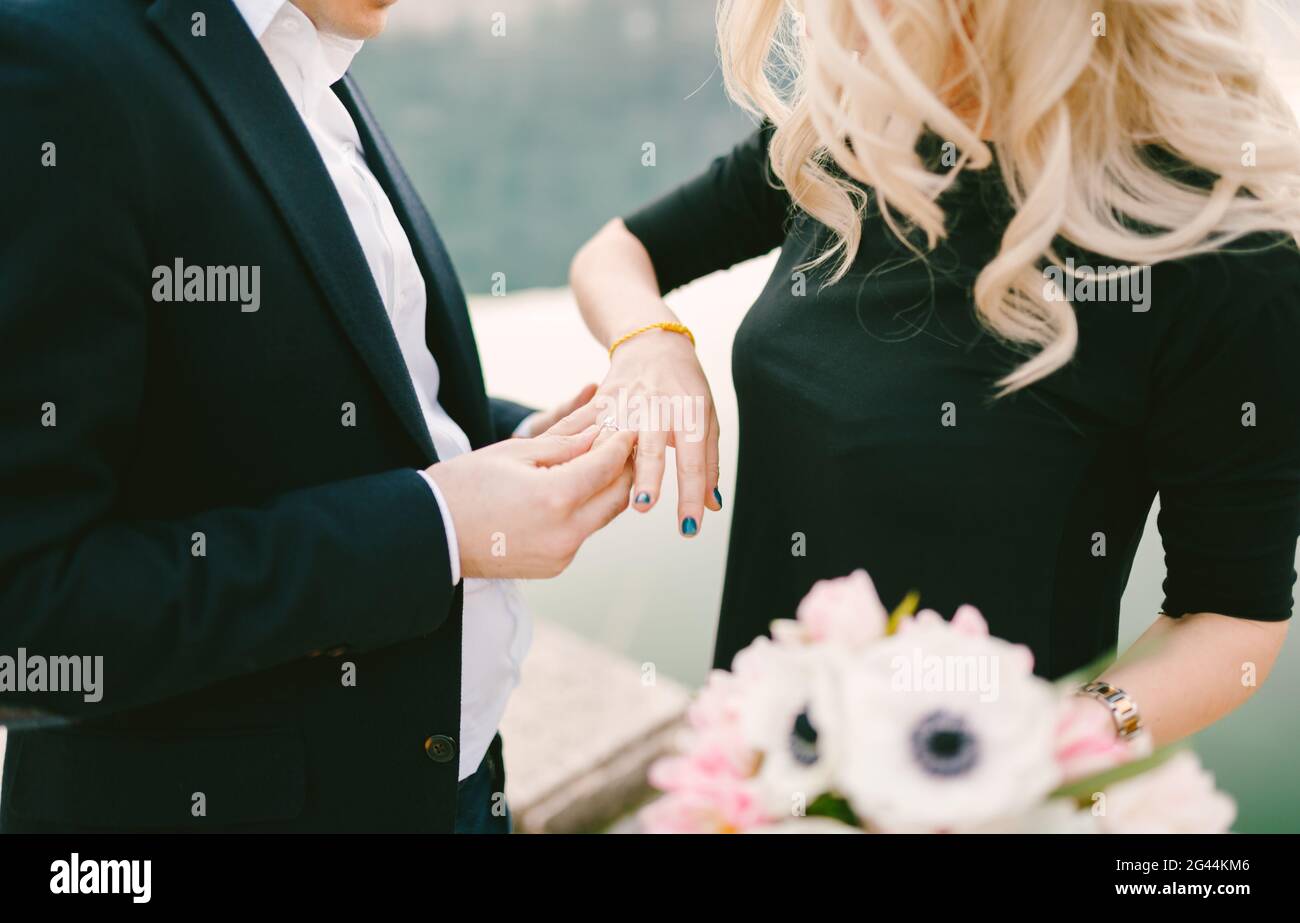 Der Mann legt einen Verlobungsring auf den Finger einer Frau Nachdem sie  seinen Vorschlag akzeptiert hat Stockfotografie - Alamy