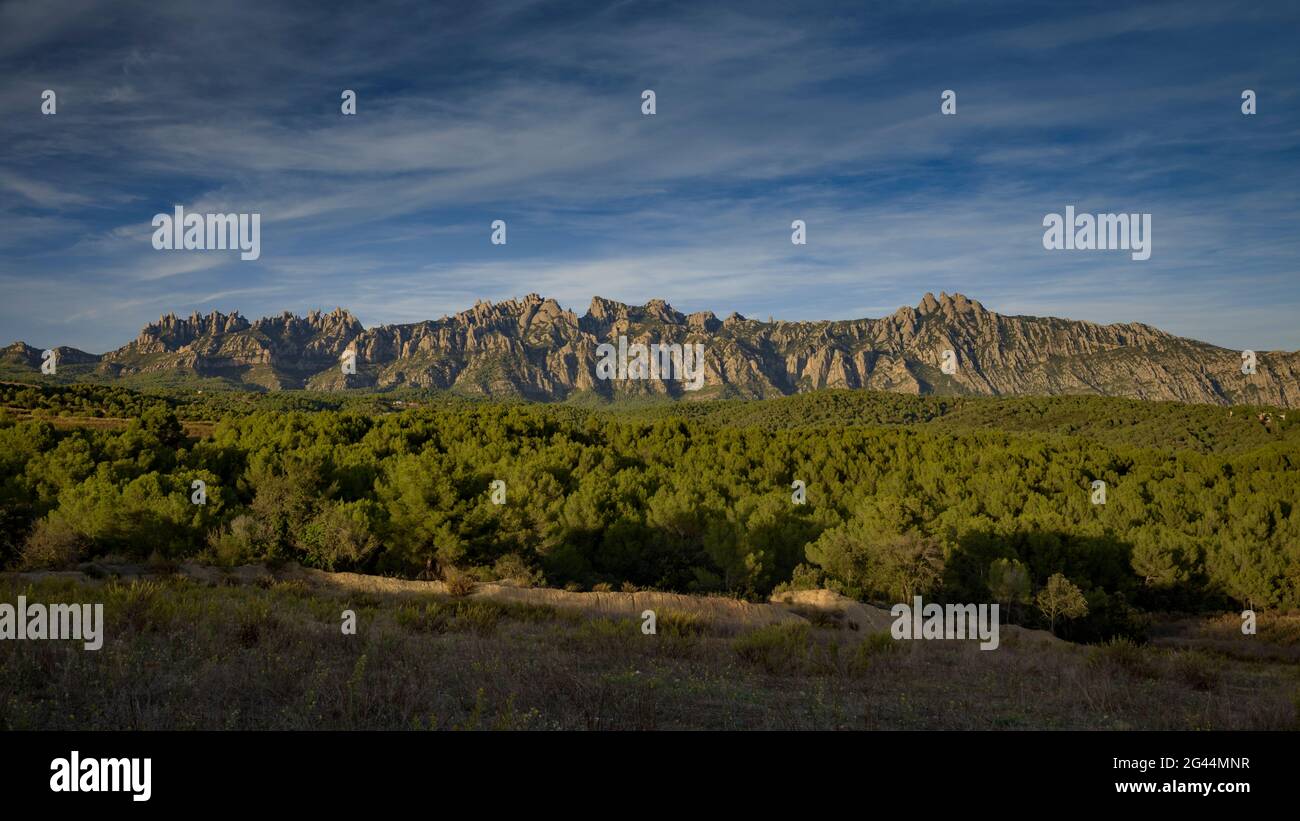 Montserrat Berg von einem Feld in der Nähe von Hostalets de Pierola Dorf (Barcelona, Katalonien, Spanien) Stockfoto