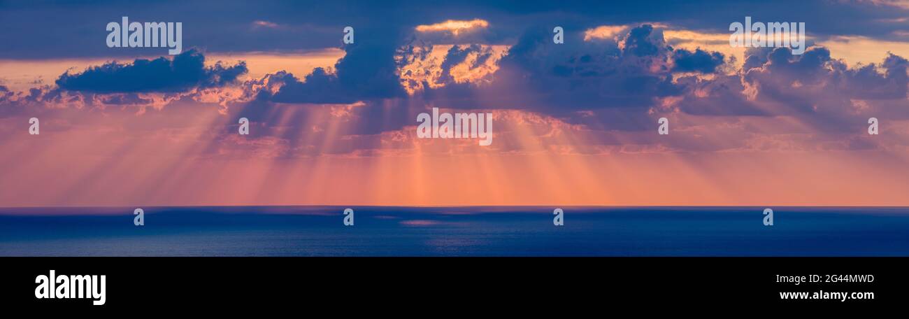 Himmel bei Sonnenuntergang mit Sonnenstrahlen, Südkona, Hawaii-Inseln, USA Stockfoto
