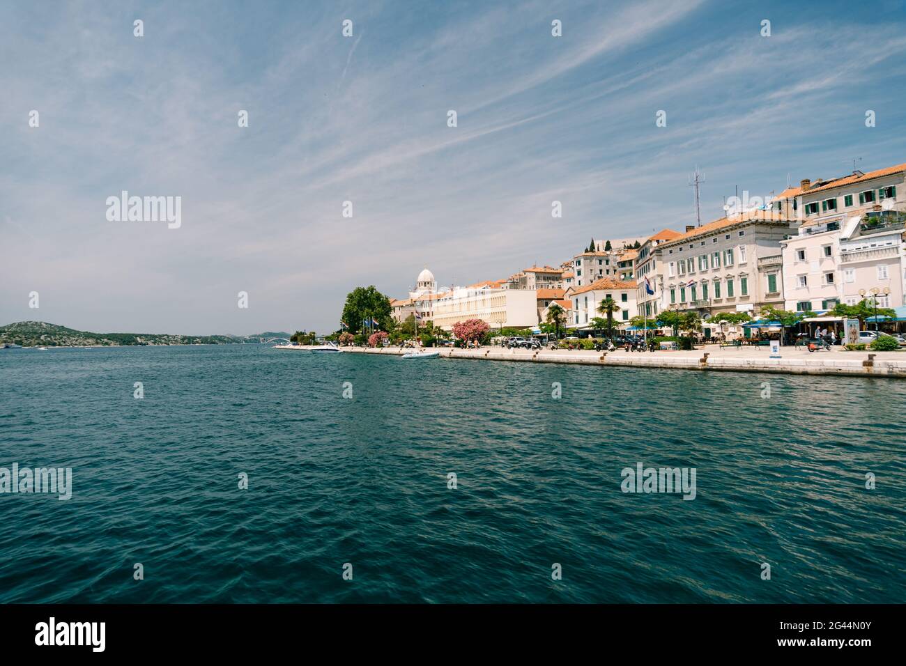 Alte Häuser vor dem Hintergrund von blauem Himmel und azurblauem Meer am Ufer von Sibenik, Kroatien Stockfoto