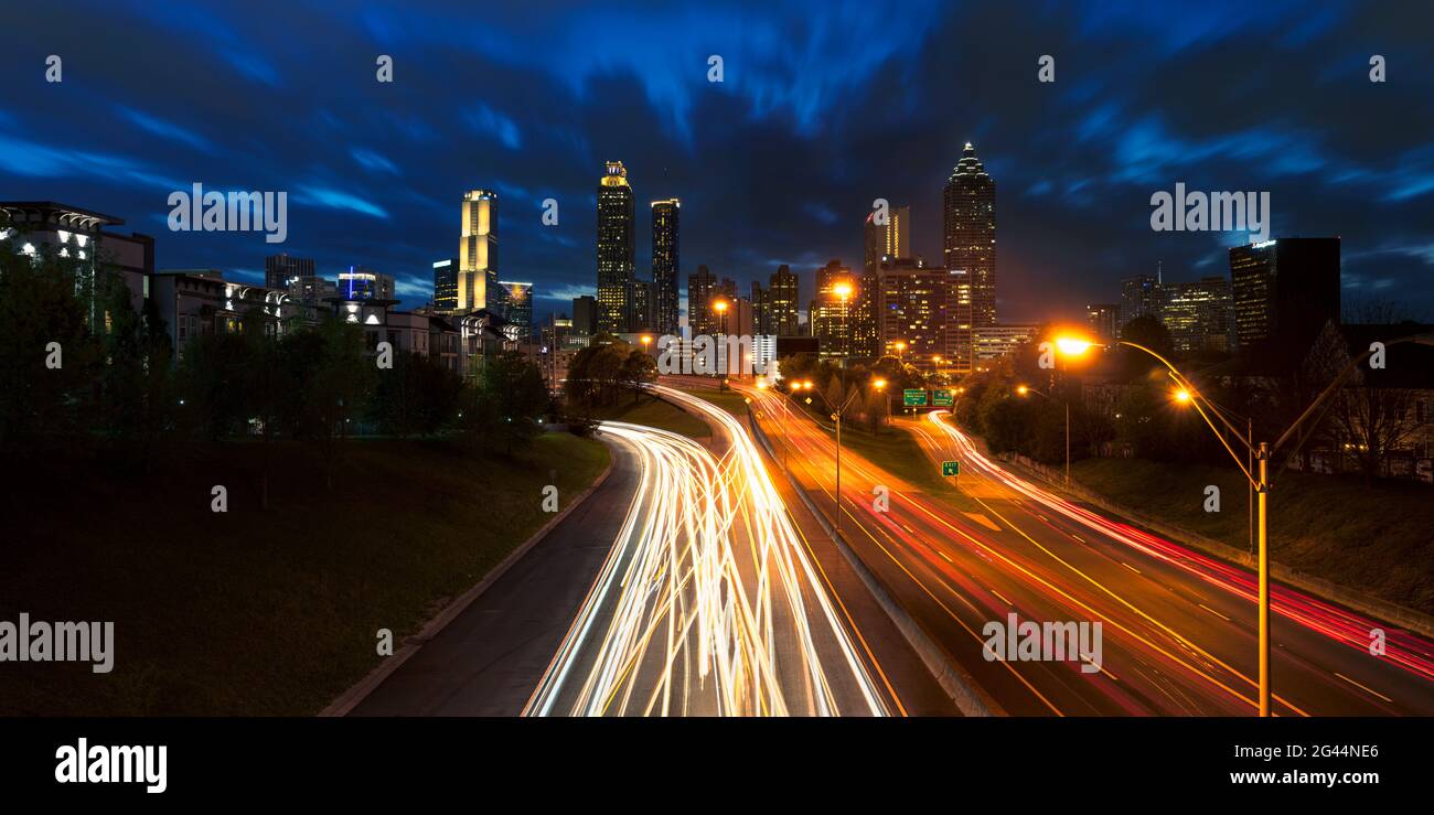 Stadtbild mit leichten Wegen bei Nacht, Jackson Street Bridge, Atlanta, Georgia, USA Stockfoto