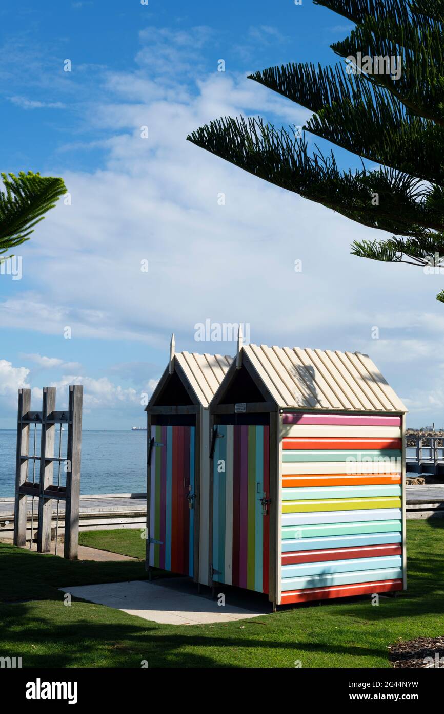 Historische Badehätten am Fremantle's Bathers Beach. Stockfoto