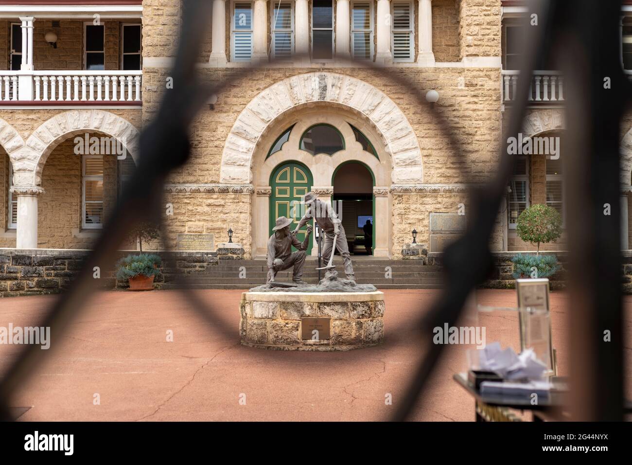 Blick durch das Eingangstor der Perth Mint. Stockfoto