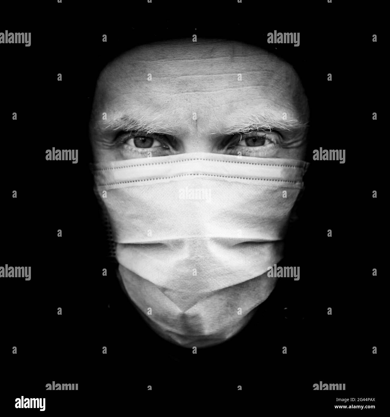 Porträt eines kaukasischen Mannes in medizinischer Maske zum Schutz vor COVID-19 und anderen Viren. Gesundheitsfürsorge und Selbstschutz gegen Stockfoto