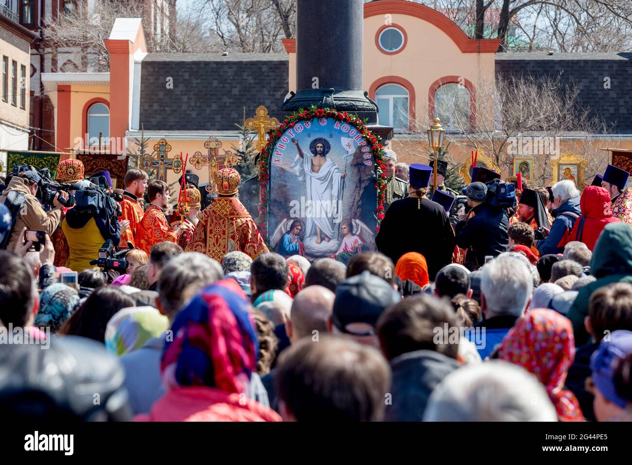 Russland, Wladiwostok, 04/08/2018. Osterfest in der Innenstadt von Wladiwostok. Orthodoxe Priester führen den Ritus durch. Ostern, Haupt Stockfoto